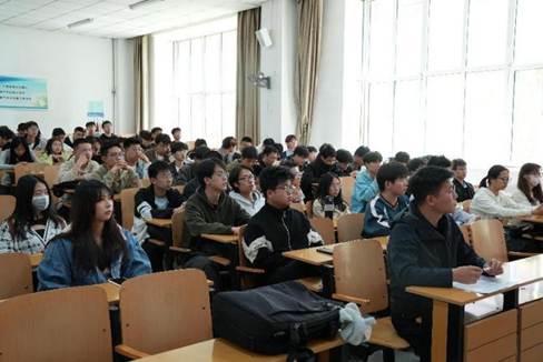 同学们认真聆听